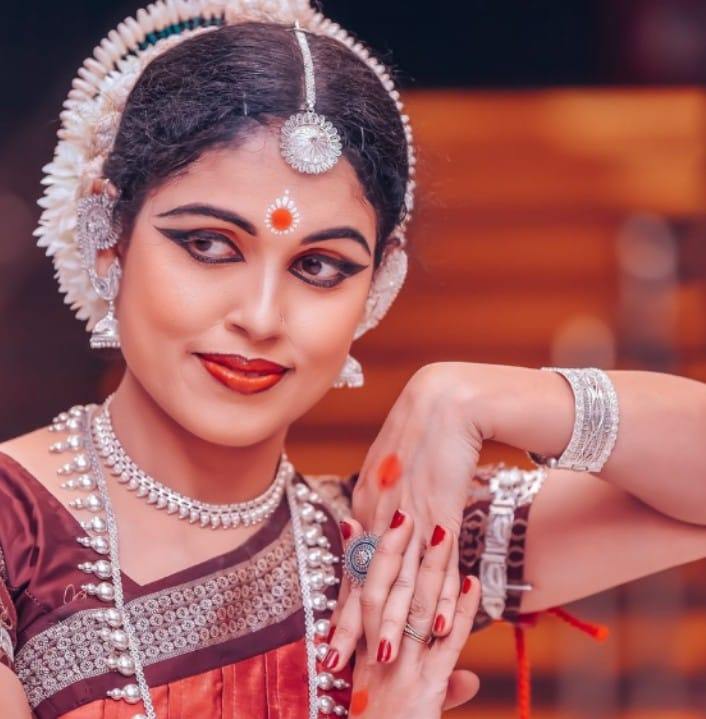 Sonalika Shrinika Esa — Odissi